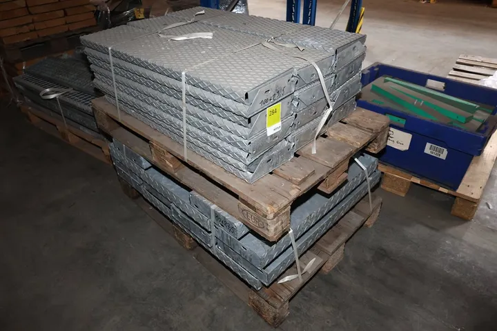 Konvolut Metall Treppenstufen Maße: 100 x 23,5 cm / 80 x 27,5 cm